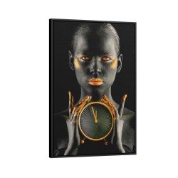 Quadro decorativo modelo segurando relógio